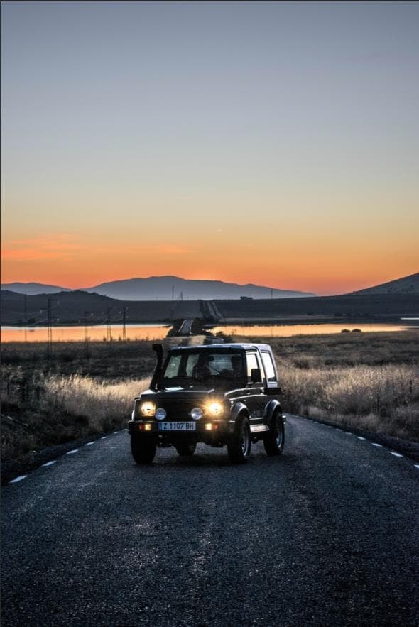 Suzuki Samurai Atardecer
